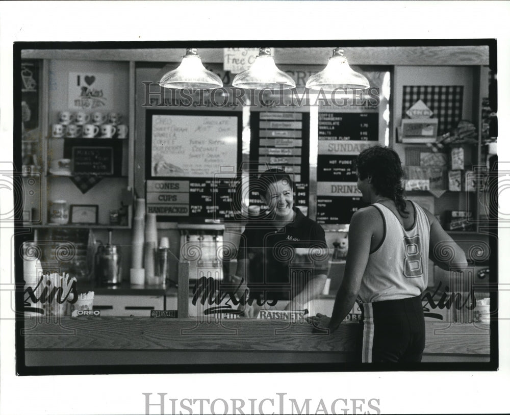 1986 Press Photo Rothsteins, manager of mixins, mixing batch of ice cream - Historic Images