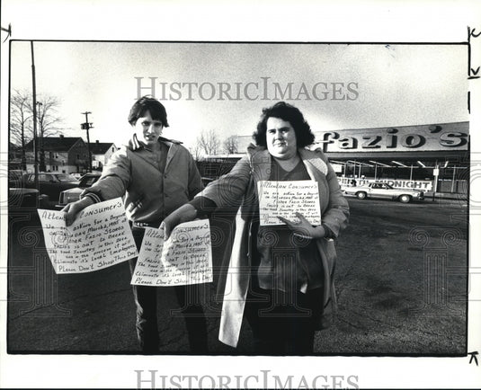 1985 Press Photo Morgan with her son handing boycott notices in Fazio's store - Historic Images