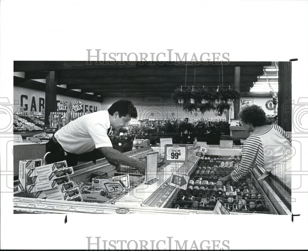1987 Press Photo The Fazio&#39;s Store Shelves Being Stocked and Shoppers Purchases - Historic Images