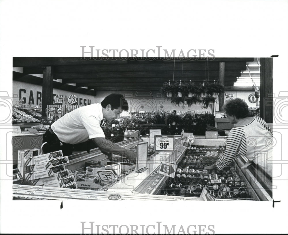 1987 Press Photo The Fazio's Store Shelves Being Stocked and Shoppers Purchases - Historic Images