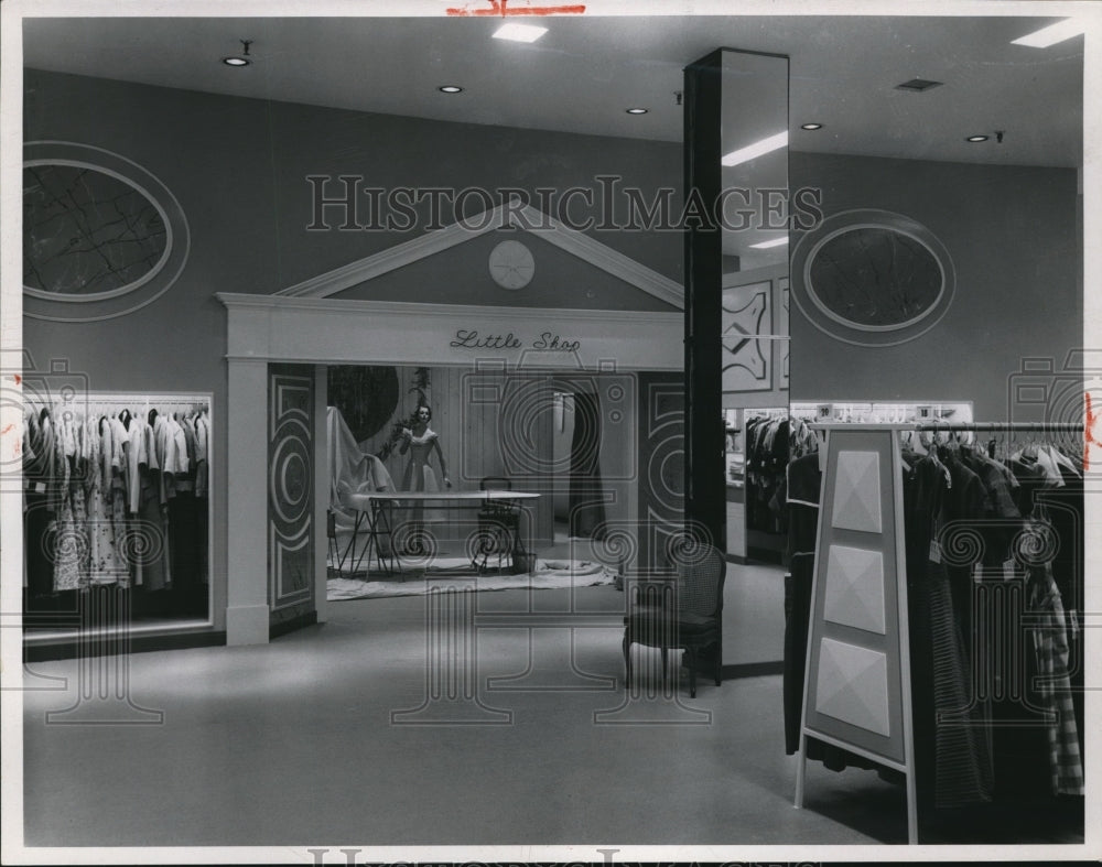 1954 Press Photo Viewshopping access to Little Shop through one of perimeter - Historic Images