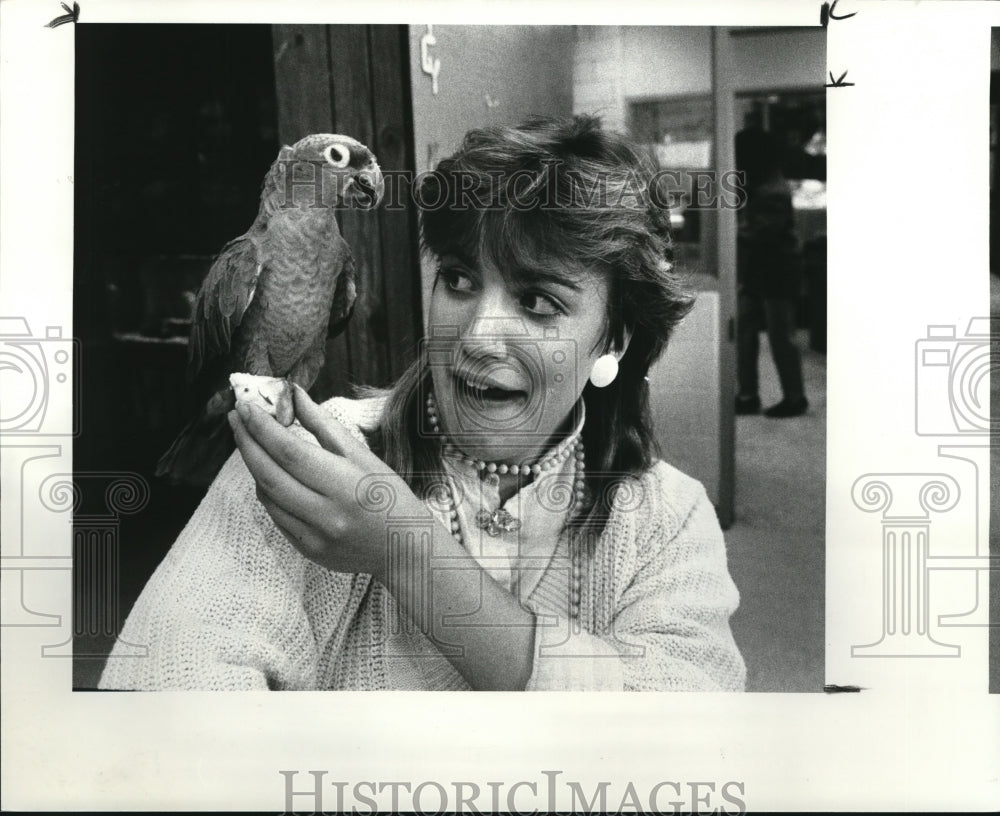 1986 Press Photo Kell with parrot at Animal Care Program of City school - Historic Images