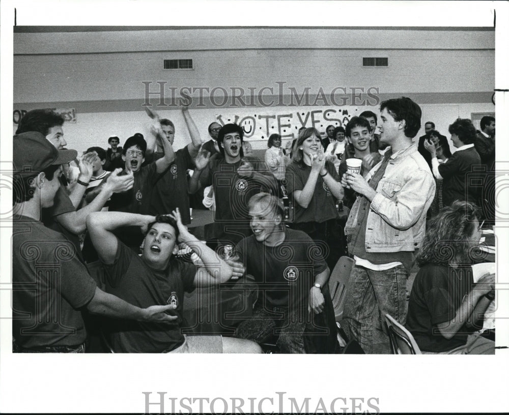 1989 Press Photo West Lake High school students at campaign party at high school - Historic Images