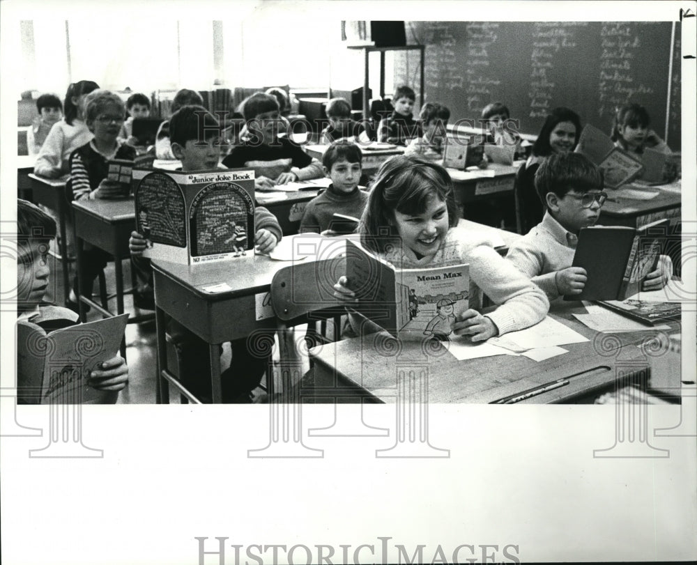 1986 Press Photo Scott drops everything to read at Westerly school in BayVillage - Historic Images