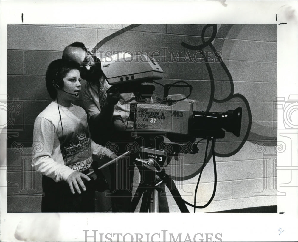 1989 Press Photo Students with TV set up at Whitney Elementary School - Historic Images