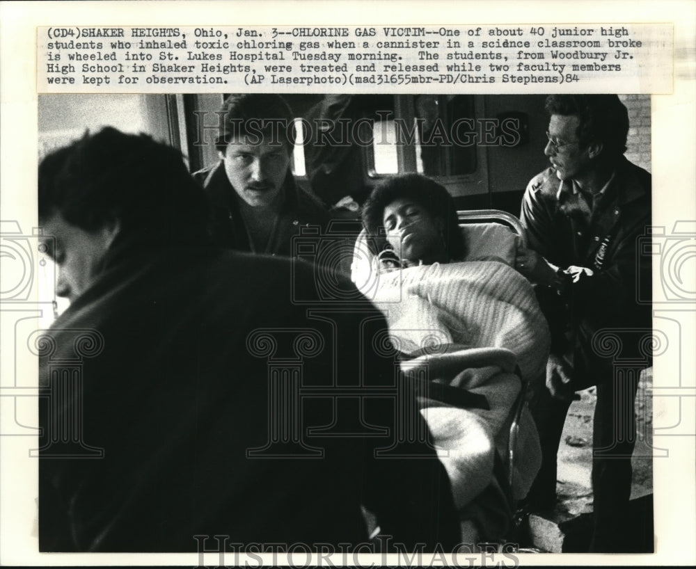 1984 Press Photo Chlorine gas victim at Shaker Hts.high school sent to St. Lukes - Historic Images