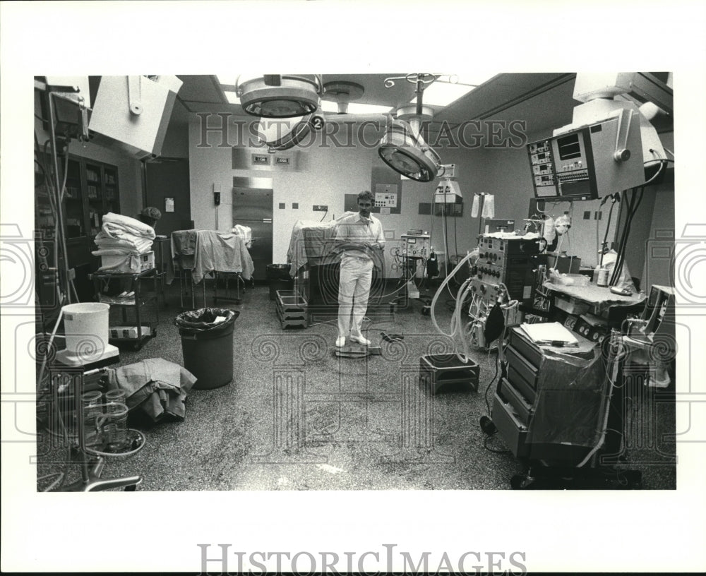 1983 Press Photo Surgical room number 32 at the Cleveland Clinic - Historic Images