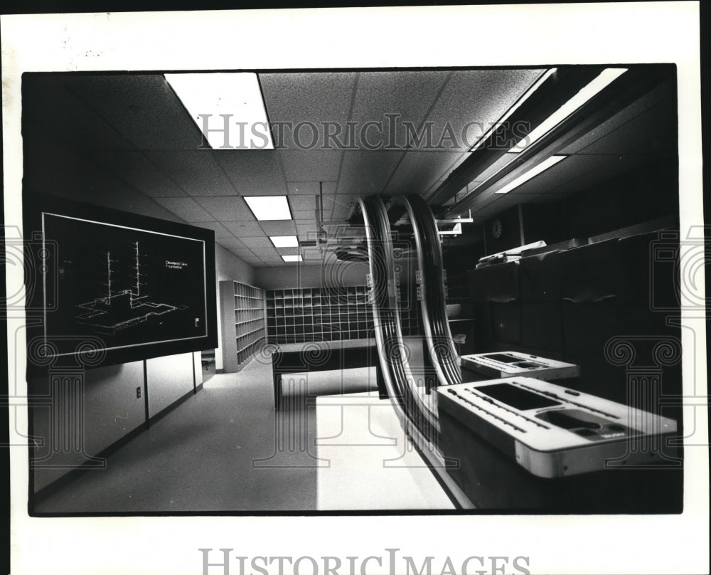1985 Press Photo New Way of Transporting Records in the Basement of New 
Clinic - Historic Images