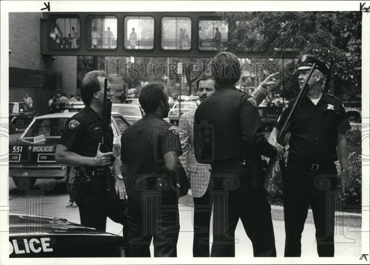 1984 Press Photo Police Searching for Well Fargo Robber Escaped at the Clinic - Historic Images