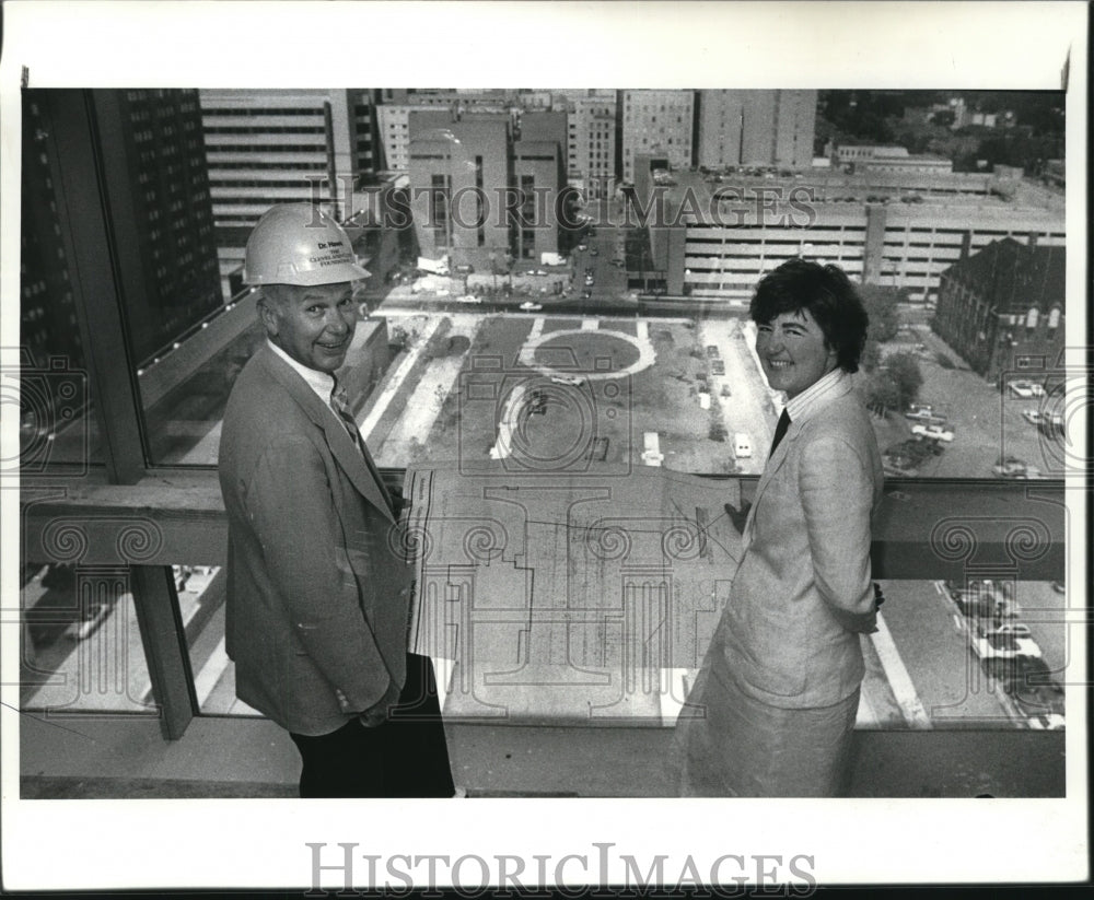 1985 Press Photo Dr.W.A.Hawk and Diani Bolmori Standing at the Cleveland Clinic - Historic Images