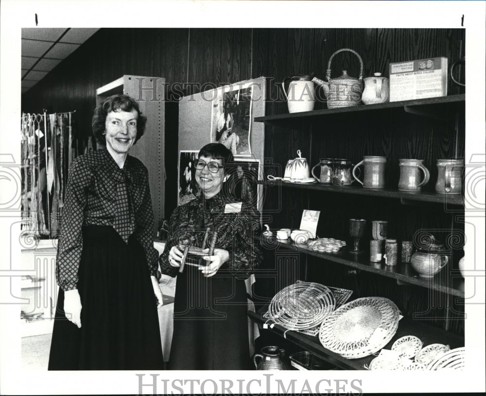 1985 Press Photo Charline Watts and Mary Miller at the Old World Shop - Historic Images