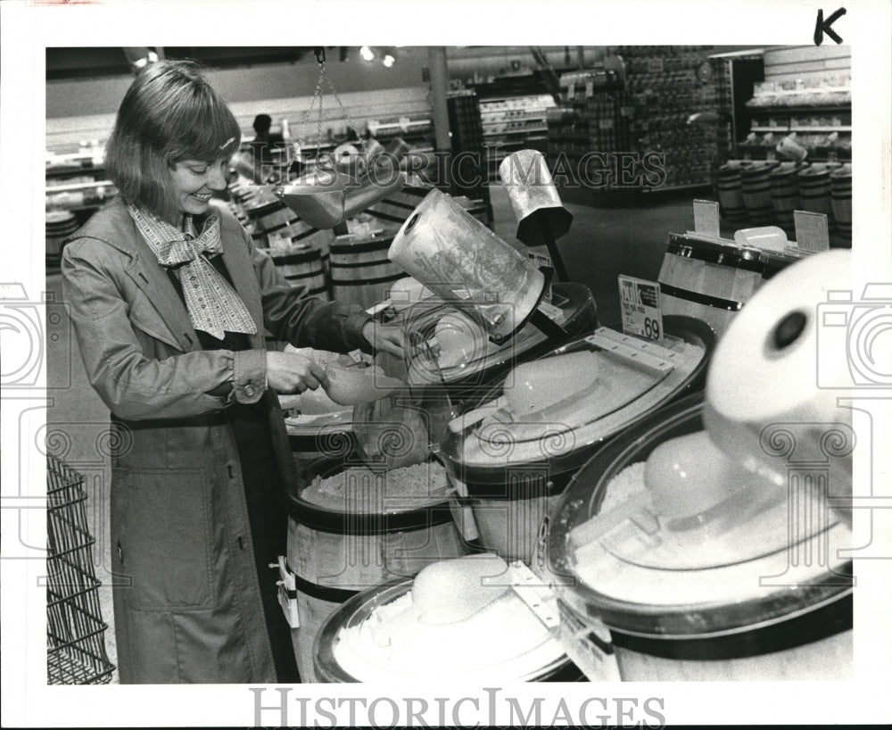 1982 Press Photo Susan Barlow scoops ground meal from barrel at Pick N Pay - Historic Images