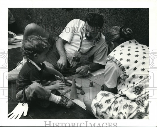 1990 Press Photo Kids work on art project, Museum of Art - cva92595- Historic Images