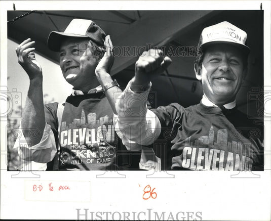 1986 Press Photo Gov Celeste & Mayor Voinnovich at Rock & Roll Hall of Fame - Historic Images