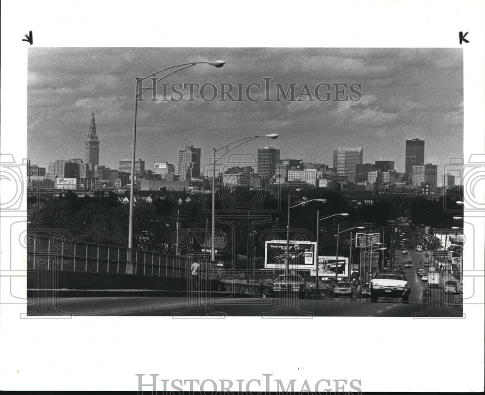 1983 Press Photo Downtown view from the top of Kinsman at E 86th Street - Historic Images