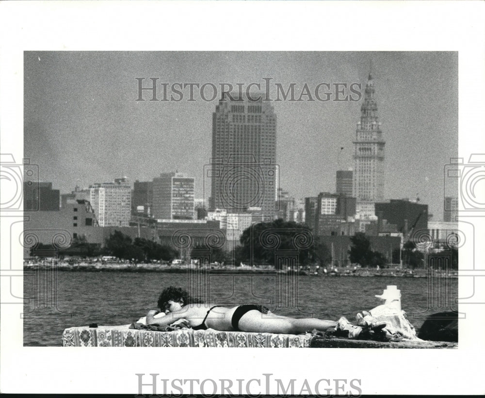 1986 Press Photo Merryann Anjelo enjoys the sun from westside of Edgewater Park - Historic Images