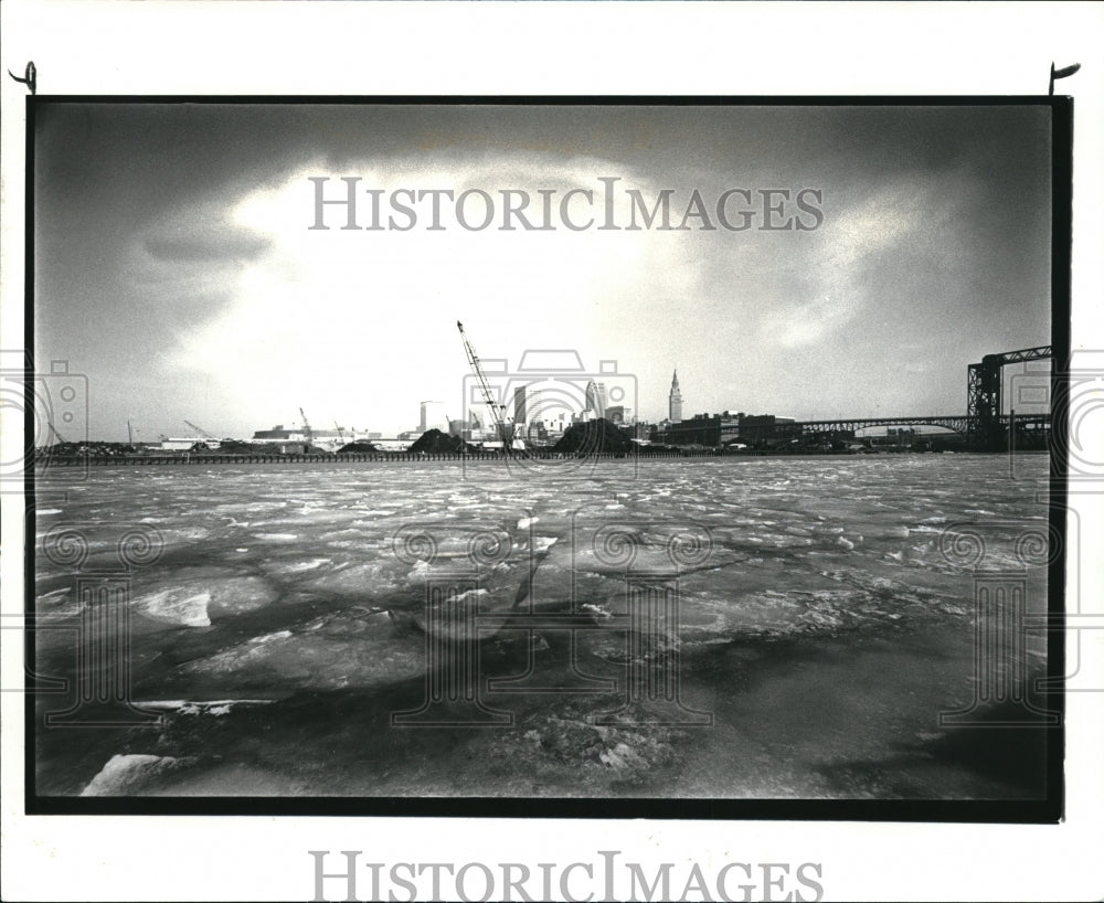 1987 Press Photo View of Cleveland Skyline from the frozen Cuyahoga River - Historic Images