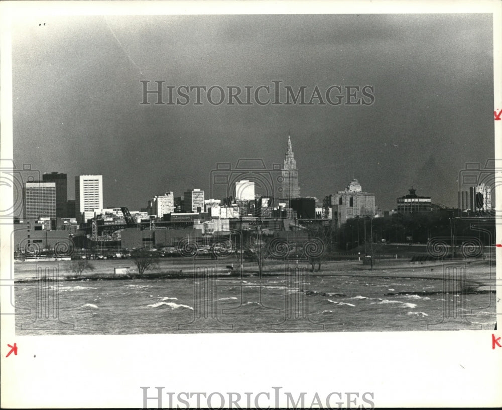 1981 Press Photo Cleveland Skyline looking East from Edgewater Park - Historic Images