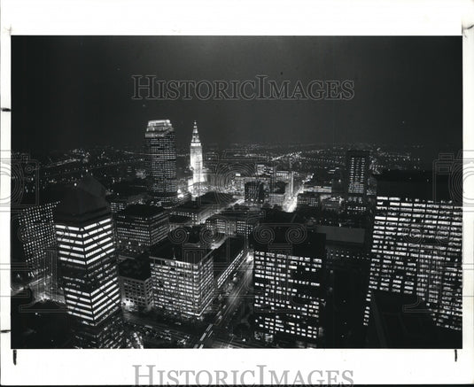 1986 Press Photo Cleveland with all Downtown lights on from Erieview Plaza Bldg - Historic Images