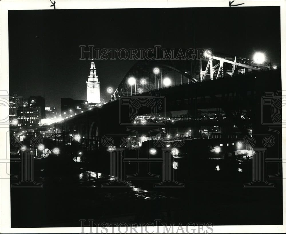 1982 Press Photo View of the High Level Bridge &amp; Recently lighted Terminal Tower - Historic Images