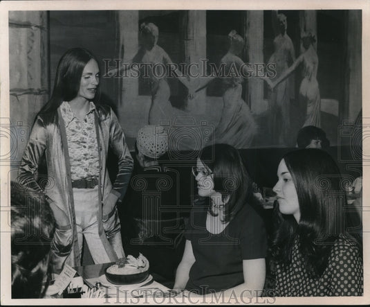 1970 Press Photo Virginia Hoffman explains salient fashion points of her trouser - Historic Images