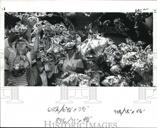 1989 Press Photo Customers reach for balloons as they are released from Horne's - Historic Images