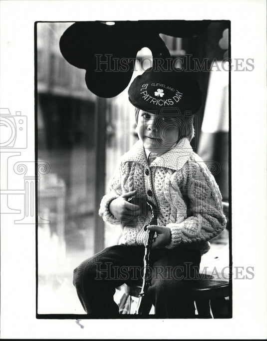 1984 Press Photo When Irsih eyes are smiling it must b egetting close - Historic Images
