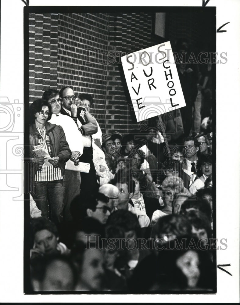 1987 Press Photo The Crowd Addressing Itself About Closing of Normandy High Sch. - Historic Images