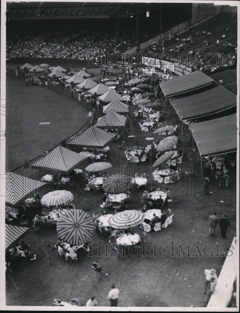 1948 Press Photo Bill Vecke&#39;s party for Mayor of Ohio at stadium - cva92702 - Historic Images