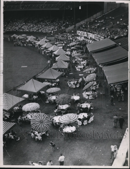 1948 Press Photo Bill Vecke's party for Mayor of Ohio at stadium - cva92702 - Historic Images