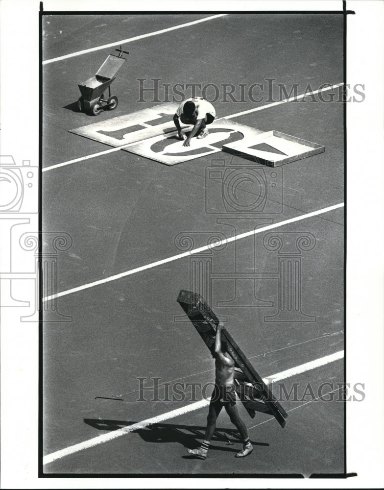 1987 Press Photo Stadium crew Tim Lewis &amp; Scott Springer on baseball infield - Historic Images