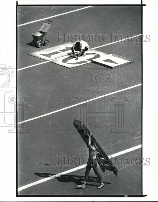 1987 Press Photo Stadium crew Tim Lewis & Scott Springer on baseball infield - Historic Images