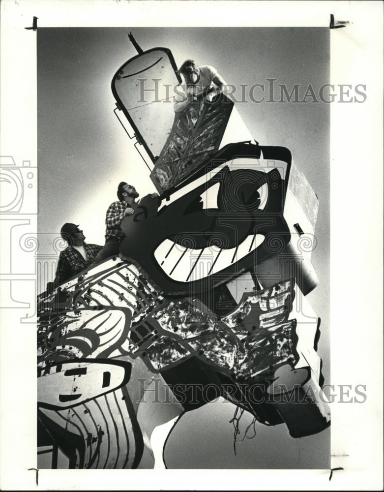 1987 Press Photo Workers repair the west side face of Indian Chief at Stadium. - Historic Images