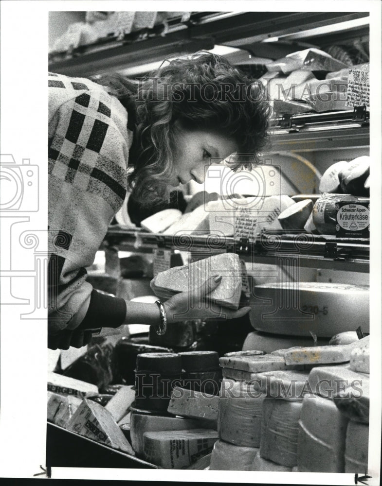 1987 Press Photo M. B.Leonard Checks the Cheese Freshness before Store Opening - Historic Images