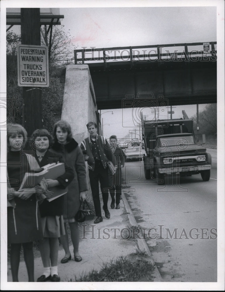 1966 Press Photo he Brooklyn Kids Walking Through Ridge Road Underpass Brooklyn - Historic Images