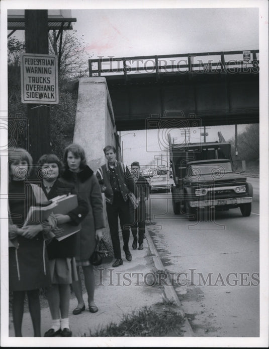 1966 Press Photo he Brooklyn Kids Walking Through Ridge Road Underpass Brooklyn - Historic Images