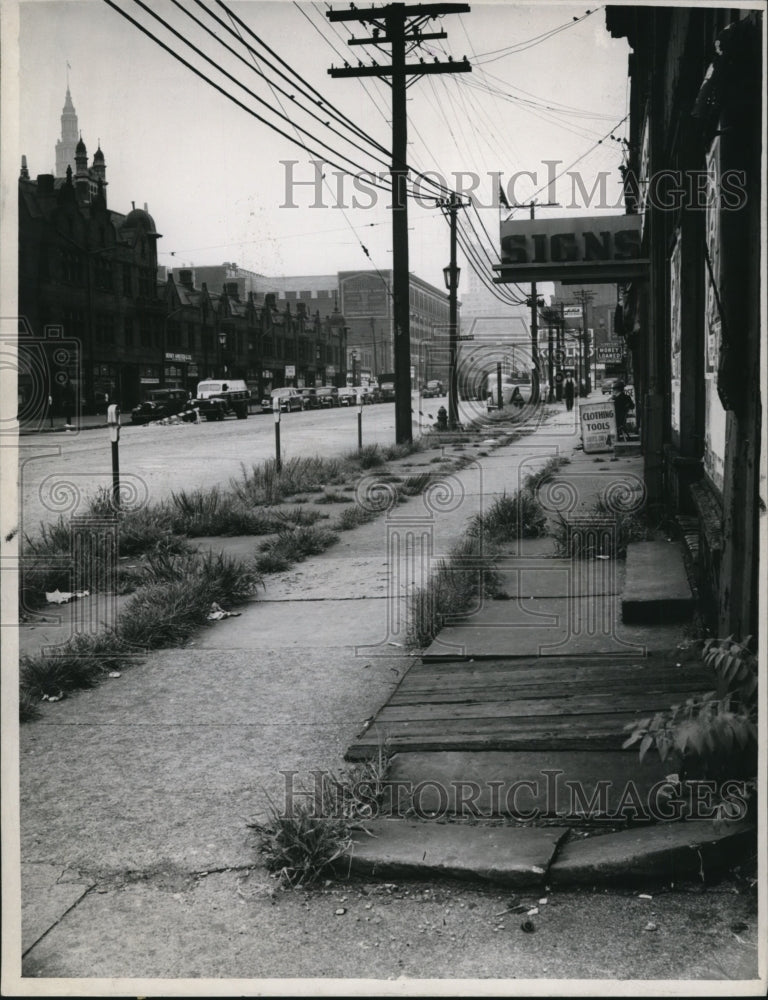 1945 Press Photo Grass on sidewalk at St. Clair - cva92767-Historic Images