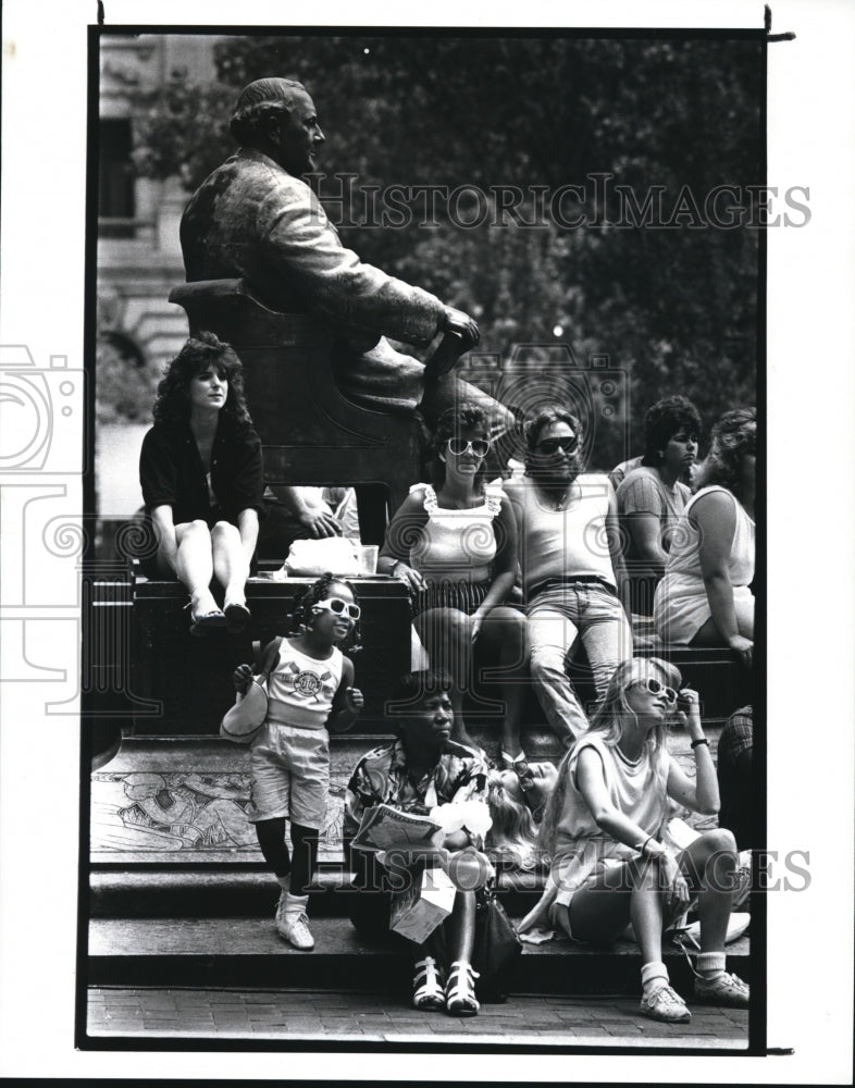 1987 Press Photo Although Tom L. Johnson&#39;s statue seems to be ignoring the band - Historic Images