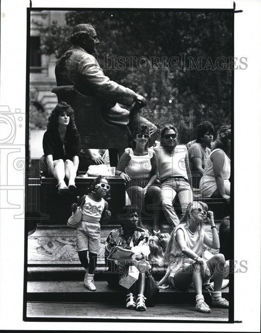 1987 Press Photo Although Tom L. Johnson's statue seems to be ignoring the band - Historic Images
