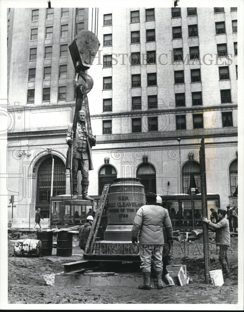 1984 Press Photo Moving Moses, Moses Cleveland statue moved to new location - Historic Images