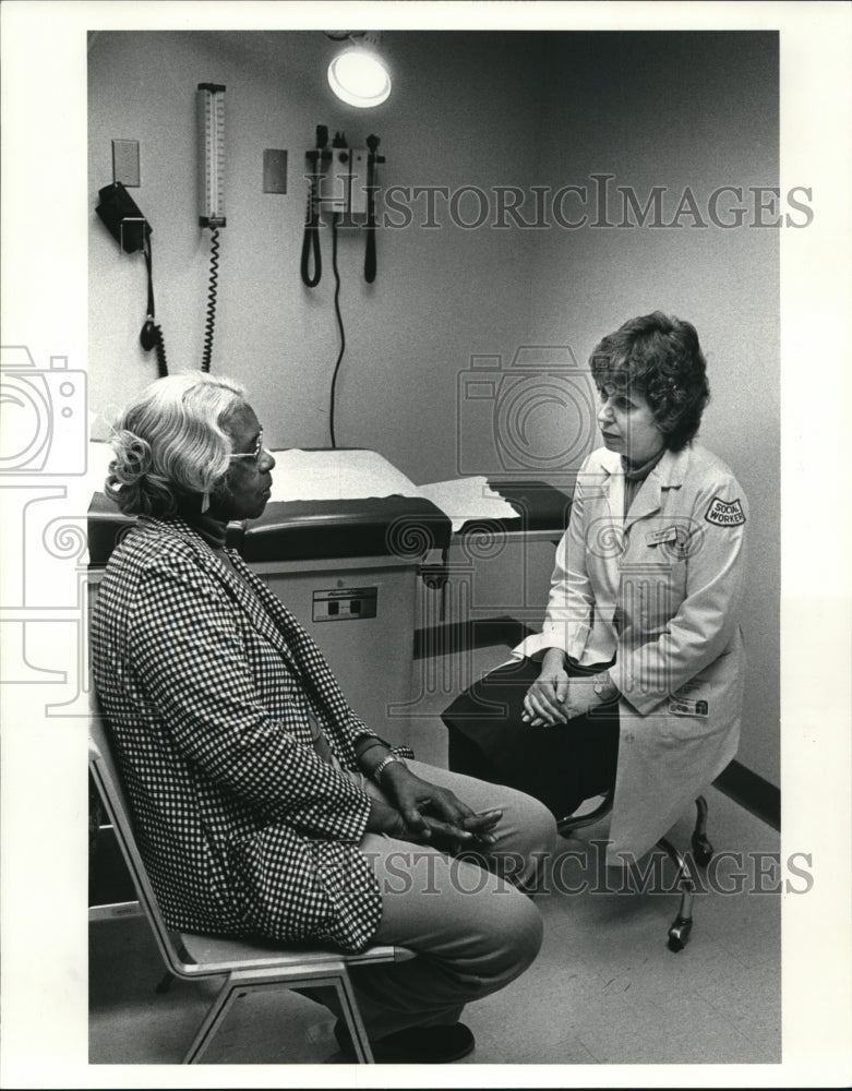 1986 Press Photo Judy MacKintosh talks to Mary Jones at University Hospital - Historic Images