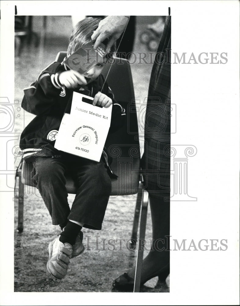 1985 Press Photo John Marquard on eye sight check up at the General Hospital - Historic Images