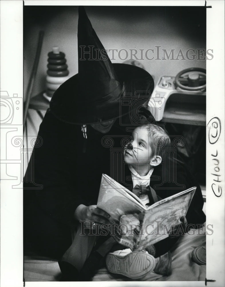 1989 Press Photo Marla Friedman and Patrick Plitt during Halloween at the Clinic - Historic Images