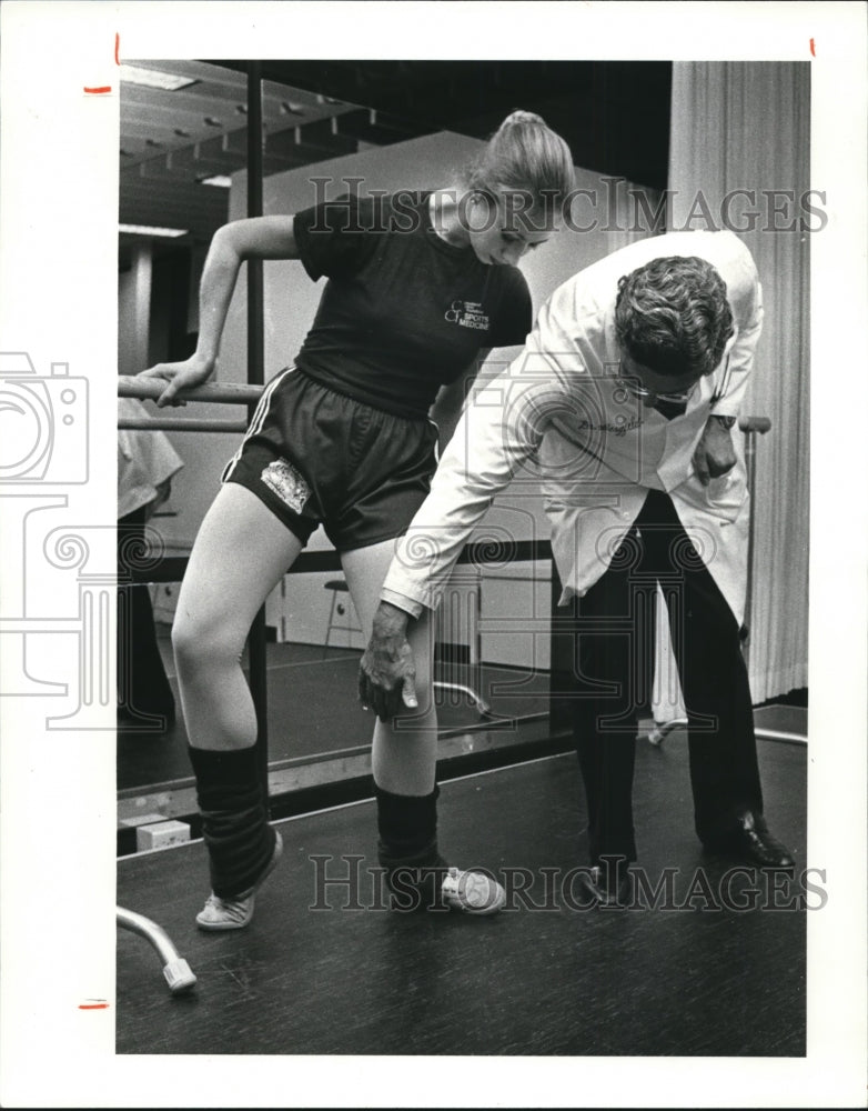 1981 Press Photo Dr. John Bergfeld checks knee of Dancer Liegh Ann Hudacek - Historic Images