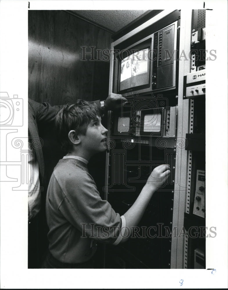 1989 Press Photo Matthew Roberts in remote van, Whitney Elem. - Historic Images