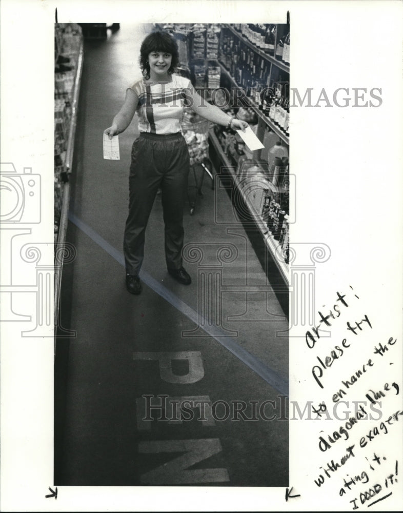 1984 Press Photo Clerk Kris Cimperman, stands astride the Ohio Pennsylvania - Historic Images