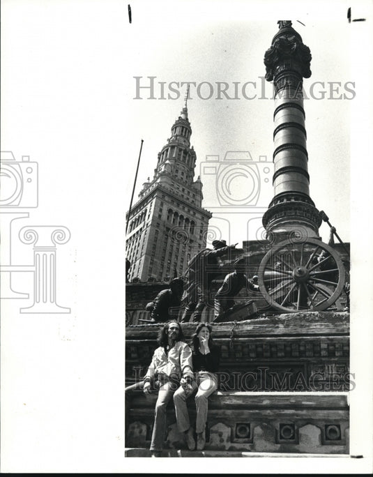 1983 Press Photo Couple from railing on monument at Soldiers & Sailors Monument - Historic Images