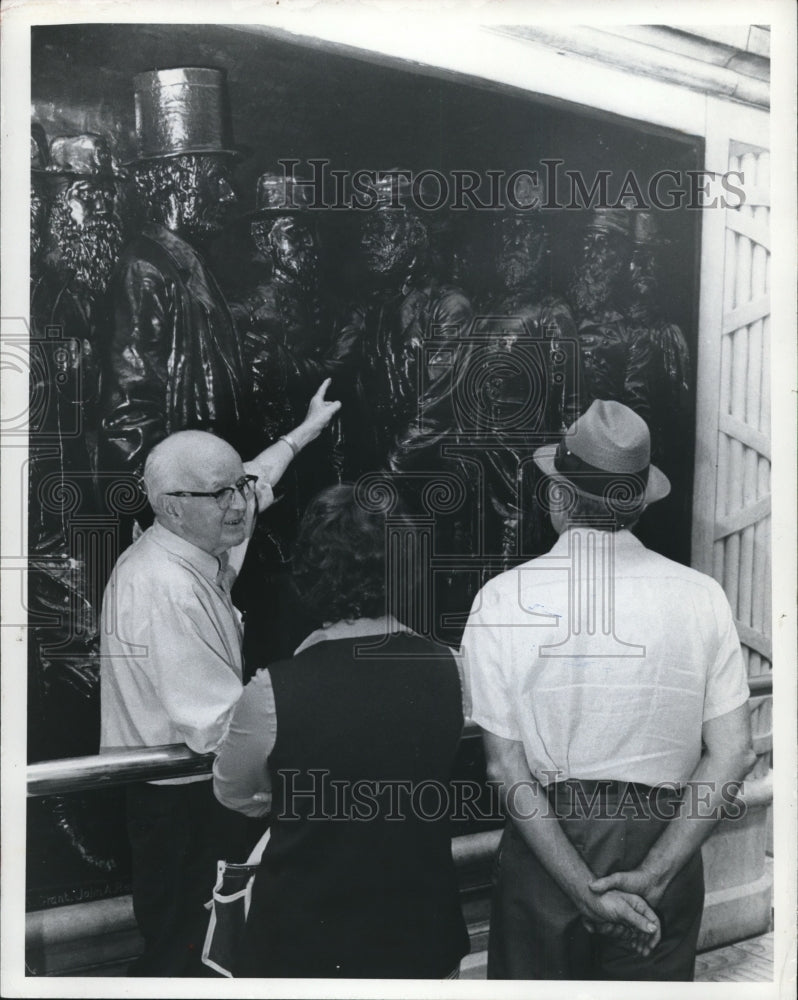 1971 Press Photo Edward Lynch, custodian of Soldiers&#39; &amp; Sailors&#39; Monument - Historic Images