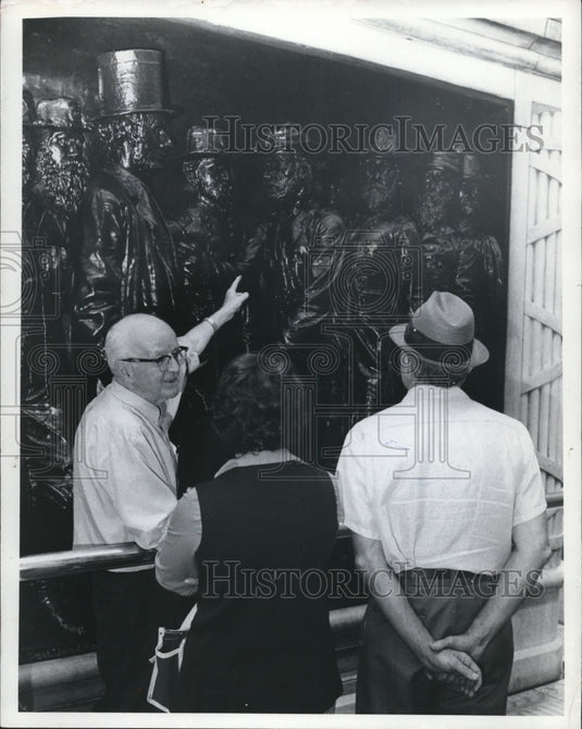 1971 Press Photo Edward Lynch, custodian of Soldiers' & Sailors' Monument - Historic Images