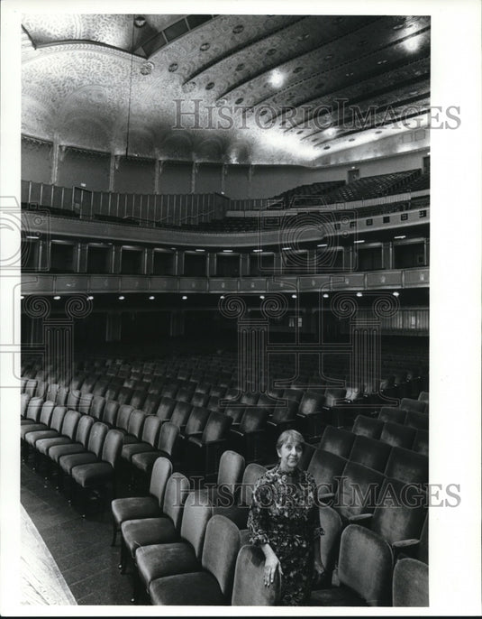 1988 Press Photo Severance Hall, Mrs Cooper, Tour guide in the Main Hall - Historic Images